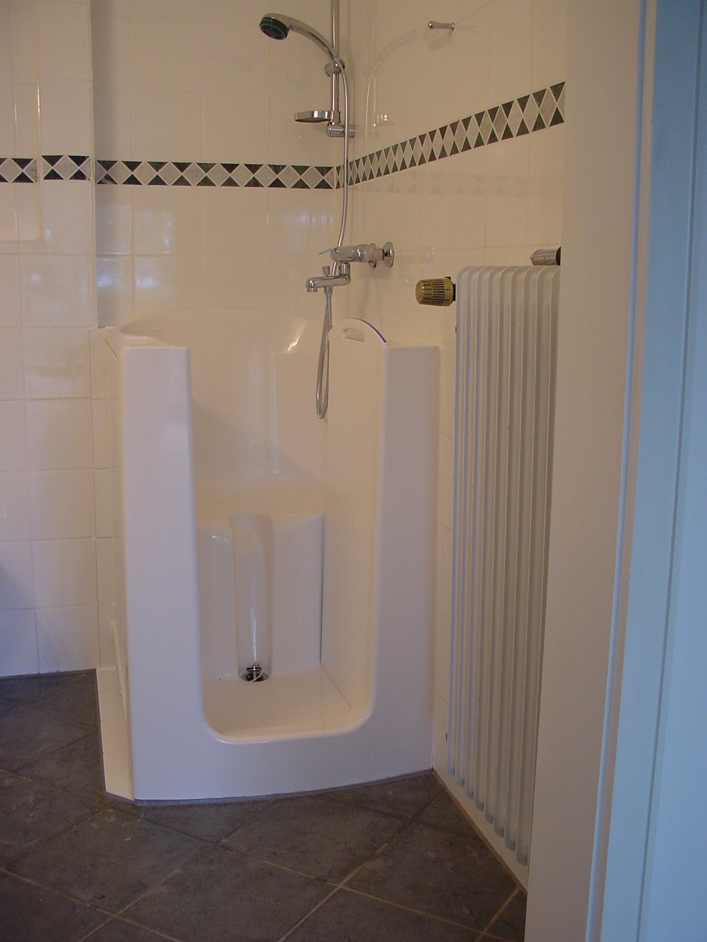 Sitzbadewanne mit Fronteinstieg: Acacia 207 von Aventas Care