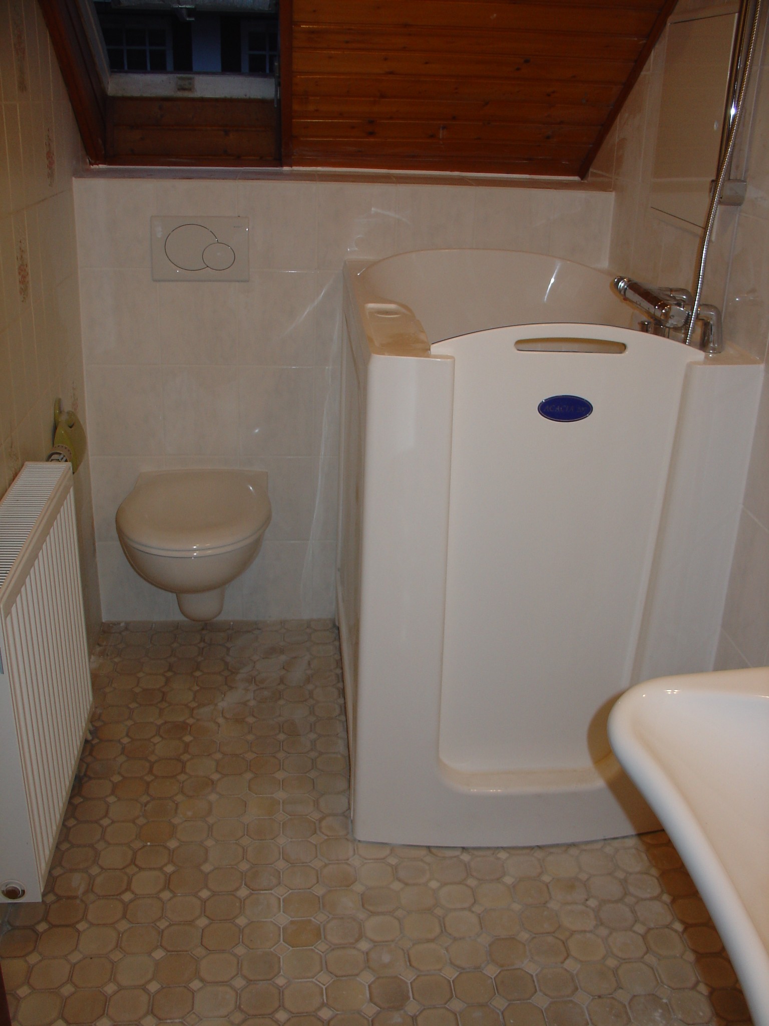 Sitzbadewanne mit Fronteinstieg: Acacia 207 von Aventas Care