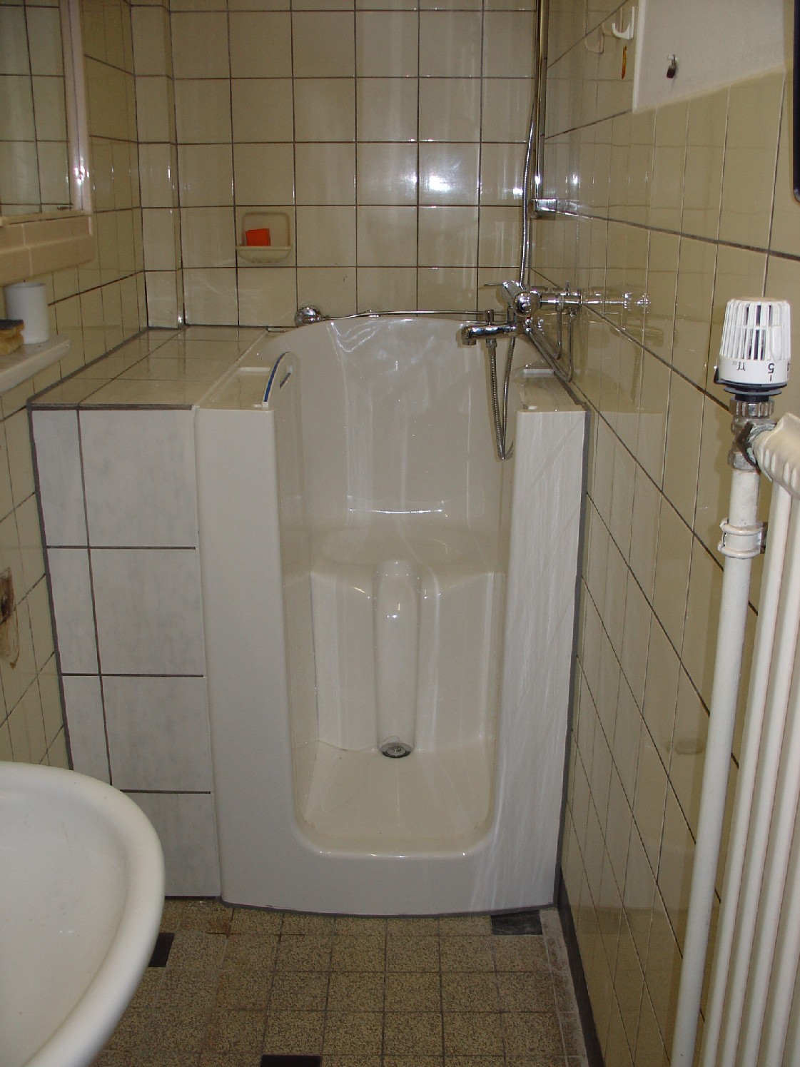 Sitzbadewanne mit Fronteinstieg: Acacia 207 von Aventas Care