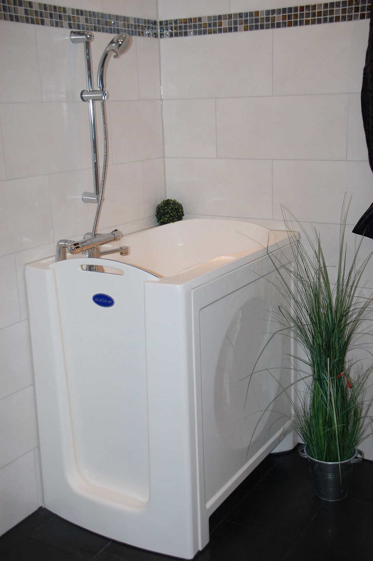 Sitzbadewanne mit Fronteinstieg: Acacia 207 von Aventas Care