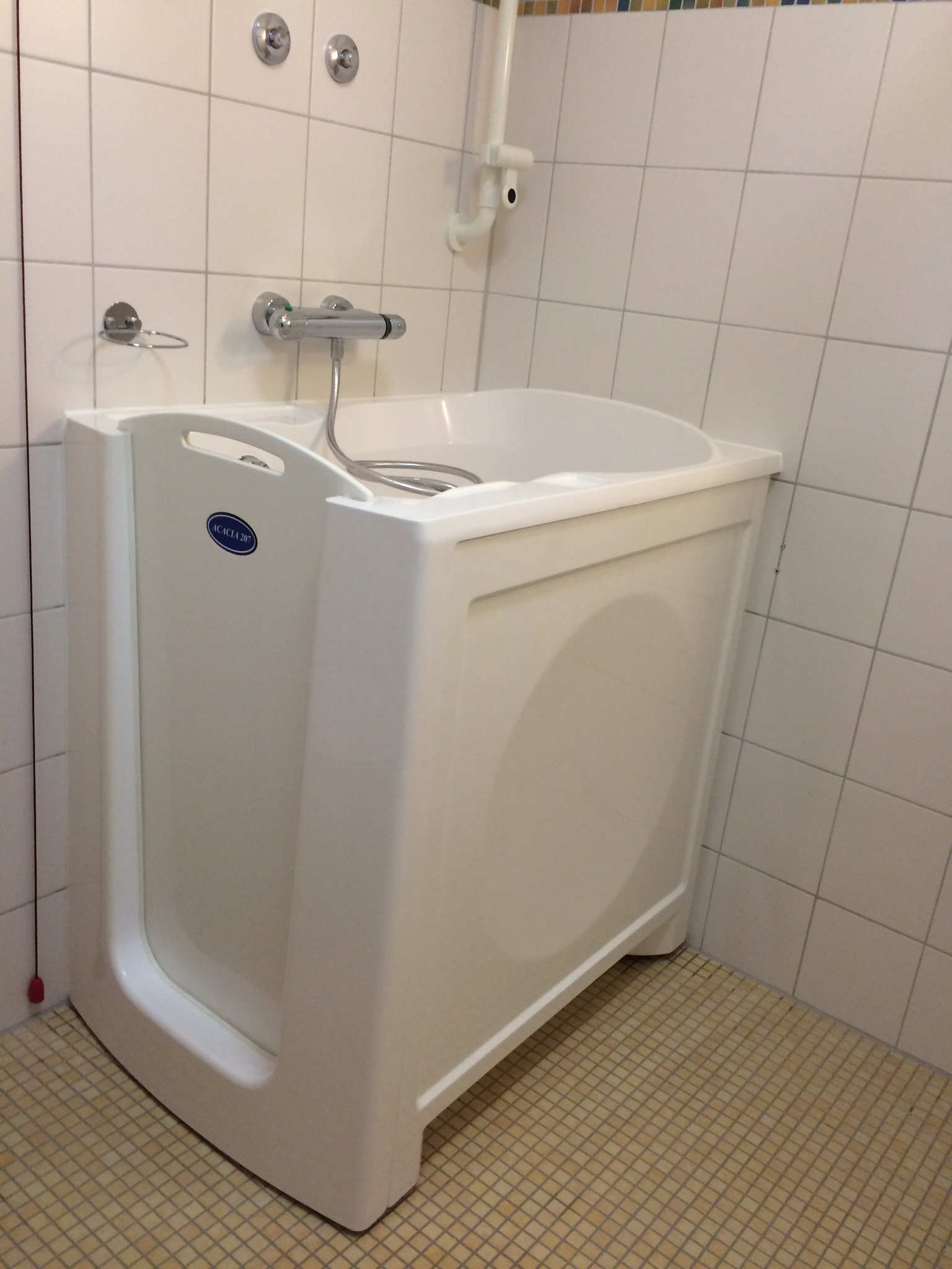 Sitzbadewanne mit Fronteinstieg: Acacia 207 von Aventas Care